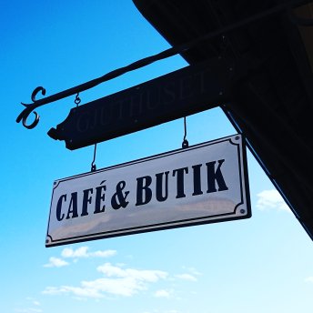 Gjuthuset café & butik logotyp